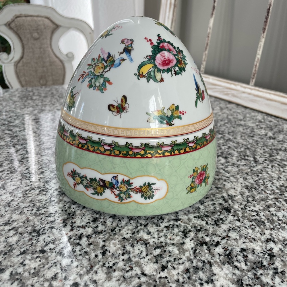 Beautiful Williams Sonoma Egg Shaped Porcelain Dish